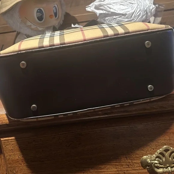 Burberry Checkered Bag with Brown Interior - Picture 4 of 8